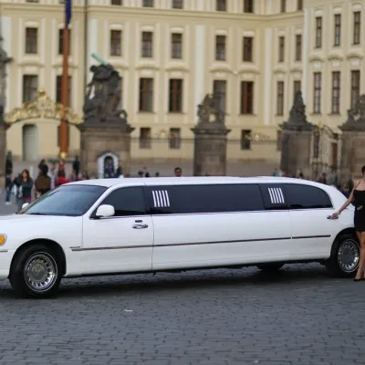 Promenade en limo Lincoln avec strip-teaseuse